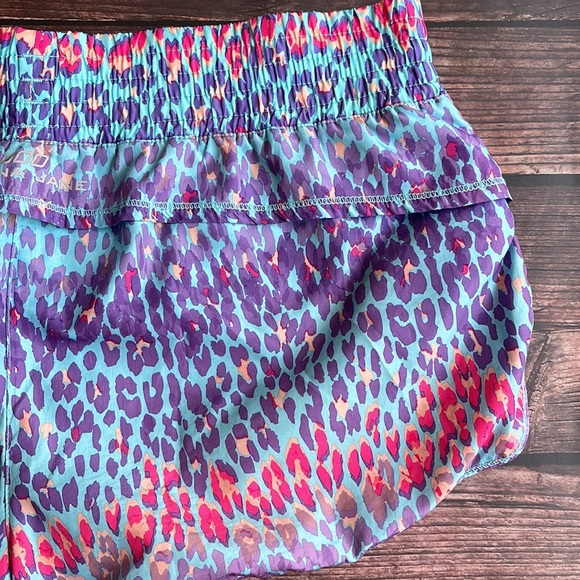 LORNA JANE | Multicolour print running shorts with dual zippered pockets - Picture 8 of 9
